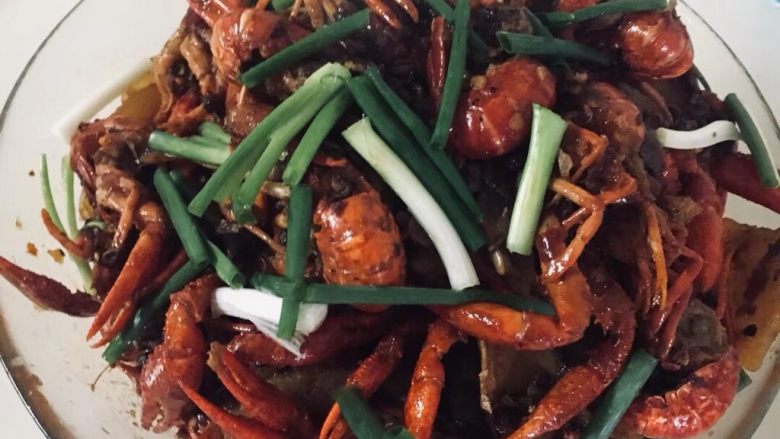 麻辣小龙虾,盛到已经炒好的黄瓜盘子里，上面放些葱段就可以了，又香又麻辣的龙虾做好啦！😍