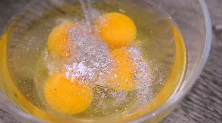 世界杯西班牙特色炒鸡蛋，不同吃法，很不错哦！,碗中打入鸡蛋，撒入胡椒粉、盐，打匀 
