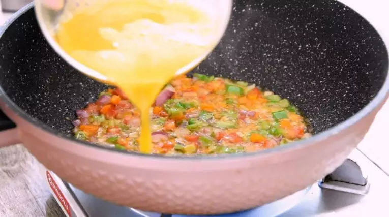 世界杯西班牙特色炒鸡蛋，不同吃法，很不错哦！,倒入鸡蛋液，中火慢慢转动锅子