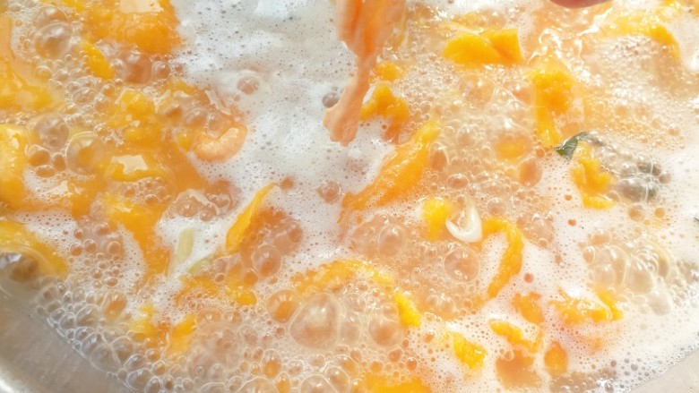 胡萝卜汁面皮儿汤#宝宝辅食#,到水中以后颜色立马变成了橙色，很漂亮哦