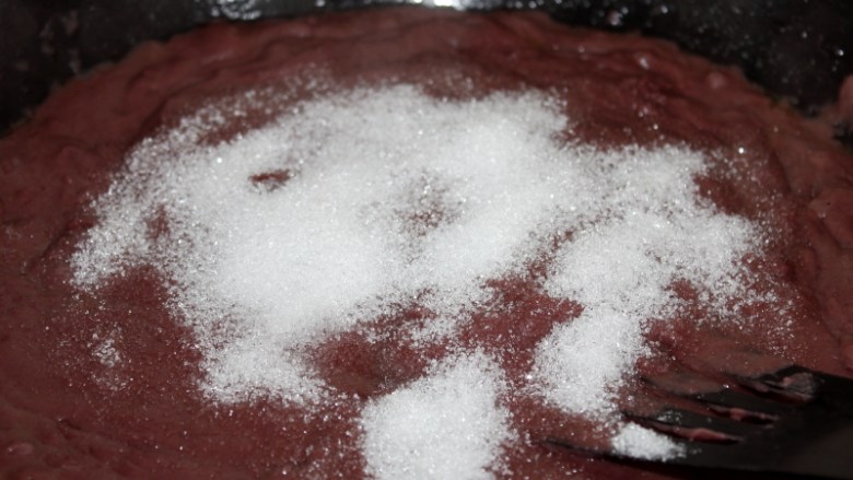 夹心豆沙糍糕,将红豆泥倒入平底锅里放白糖炒到白糖融化。
