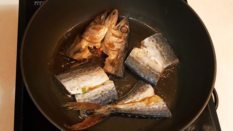 下饭神器  香煎咸鲅鱼,加入咸鲅鱼，温火煎制，煎至一面金黄就翻面