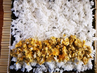 咸鸭蛋紫菜包饭,将咸鸭蛋碎长条状码在米饭的最前沿