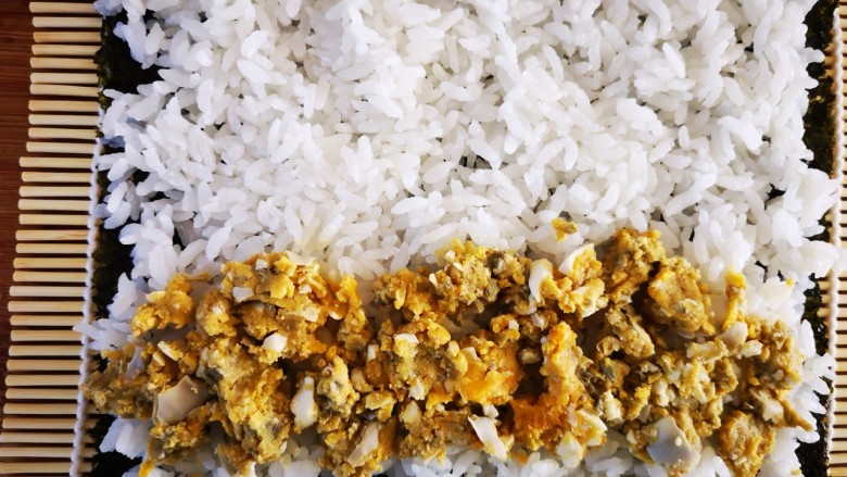 咸鸭蛋紫菜包饭,将咸鸭蛋碎长条状码在米饭的最前沿