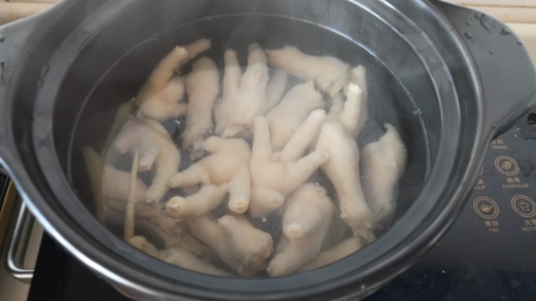 家常肉蟹煲,烧开后放入鸡爪小火焖煮30分钟