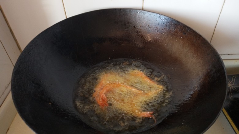 家常肉蟹煲,放入虾炸到外壳酥脆