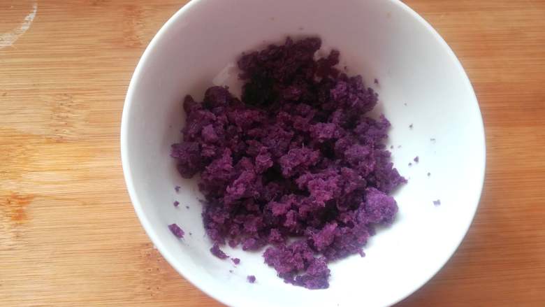 紫薯寿司,把蒸熟的紫薯压成泥状