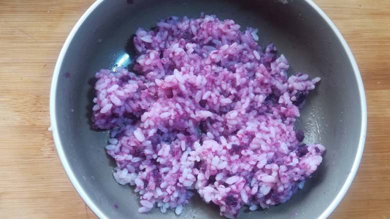紫薯寿司,把<a style='color:red;display:inline-block;' href='/shicai/ 211531'>紫薯泥</a>加入米饭中拌匀。