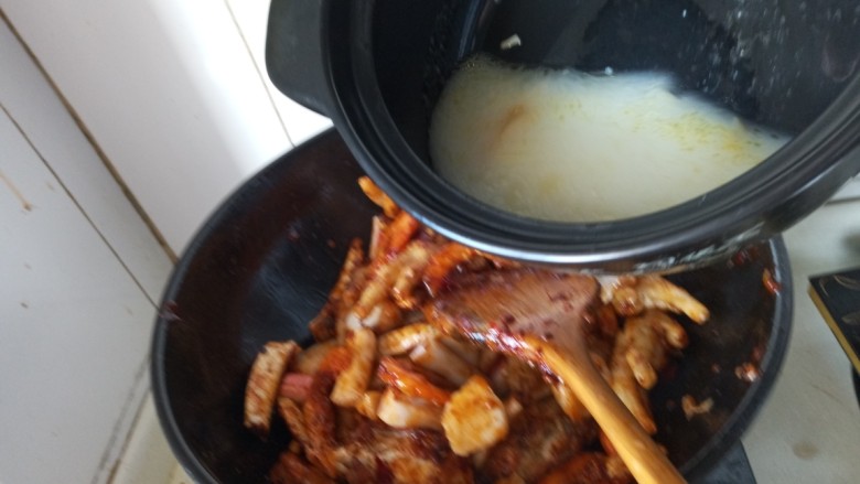 家常肉蟹煲,放入煮鸡爪的汤汁