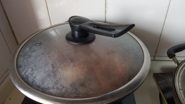 家常肉蟹煲,盖上锅盖小火收浓汤汁，