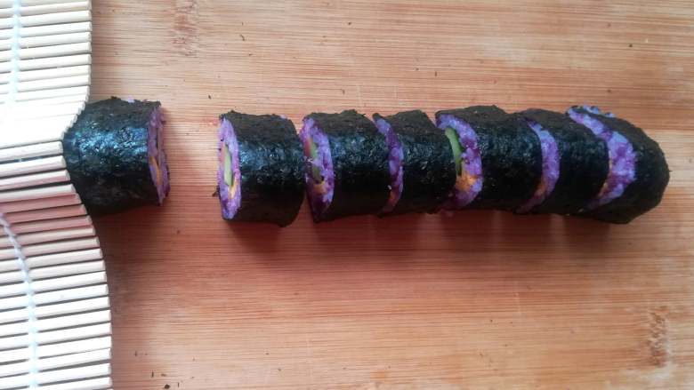 紫薯寿司,用刀沾凉水切片。