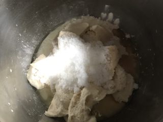 中种蜜豆吐司（玉米油板）
,把主面团所有食材和切小块的种面团一起放入厨师机桶里。