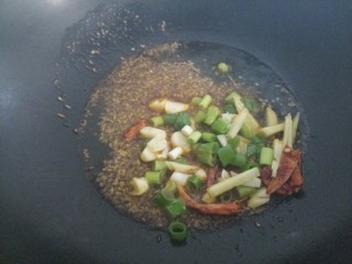 羊肉炒香菜,再放入干辣椒和葱姜蒜炒。