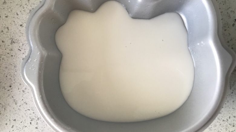 Kitty 猫芒果椰奶千层糕,倒入一层椰浆，同样放冰箱冷藏10分钟，直到完全凝固，不粘手后再取出。