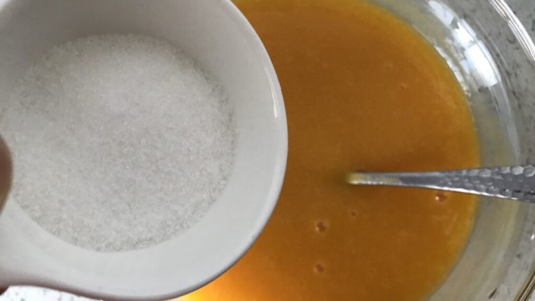 Kitty 猫芒果椰奶千层糕,细砂糖1加入芒果泥里，搅拌均匀。