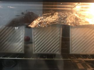 中种蜜豆吐司（玉米油板）
,送进提前预热好的烤箱中下层上下火180度42分钟左右，15分钟后立即加盖锡纸。