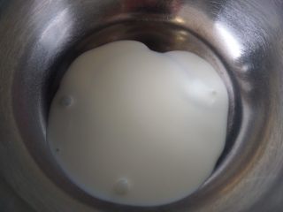 白酱,取一奶锅，在锅里倒入动物奶油烧热
