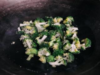 虾仁炒饭,水烧开加少许盐。花椰菜焯水30秒,冷水冲洗备用。