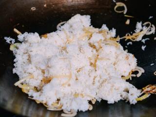 虾仁炒饭,加入米饭,混合,打散米饭。