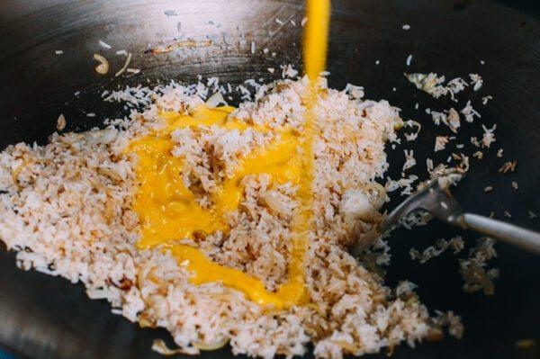虾仁炒饭,<a style='color:red;display:inline-block;' href='/shicai/ 9'>鸡蛋</a>打好,把蛋液加入锅里，快速混合搅拌，这样蛋液可以沾到每一粒米饭。