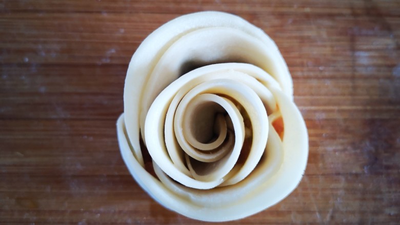 玫瑰花饺,卷好后翻过来放就是一朵漂亮的玫瑰花