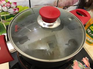 鲜百合桃胶甜羹,大火再次煮开水之后盖上锅盖，转小火，煮25分钟