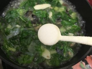 毛毛菜木耳鞭笋肉沫汤,加入一小勺细盐，搅拌均匀，即可