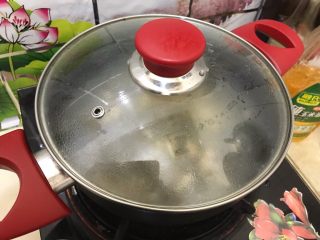 毛毛菜木耳鞭笋肉沫汤,烧开水之后转小火，盖上锅盖，煮7.8分钟