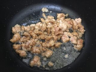 毛毛菜木耳鞭笋肉沫汤,待锅内油七分热时，下肉沫，翻炒至肉沫变色