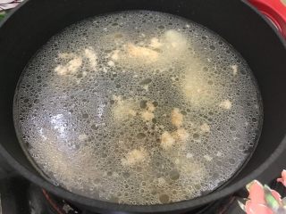 毛毛菜木耳鞭笋肉沫汤,加入适量清水，大火烧开
