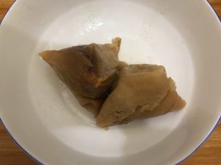 粽子新吃法-芒果酸奶粽子,剥去粽叶