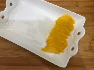 粽子新吃法-芒果酸奶粽子,如图所示，摆放的盘子里