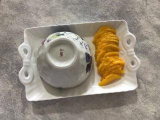 粽子新吃法-芒果酸奶粽子,将小碗倒扣到盘子里