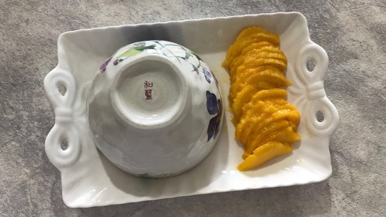 粽子新吃法-芒果酸奶粽子,将小碗倒扣到盘子里