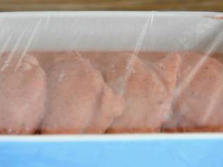 微波炉烤鸡翅—简单易学零失败的小零食,盖上保鲜膜，冰箱冷藏1小时。