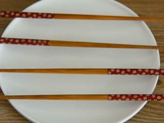 微波炉烤鸡翅—简单易学零失败的小零食,盘子上摆4根筷子。