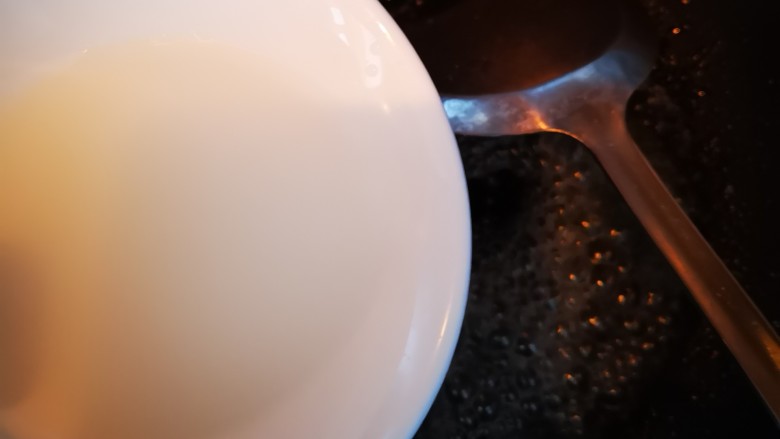 心太软•糯米红枣,
锅中糖融化后倒入淀粉水边炒边搅拌