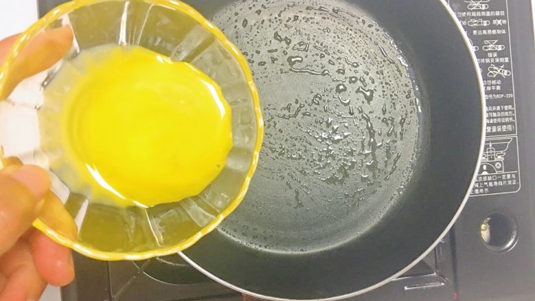 萌兔早餐,再将蛋黄炒熟