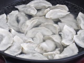 茴香馅饺子,锅中烧开水放入饺子煮熟后捞出，调上自己喜欢的蘸料就可以开动了！