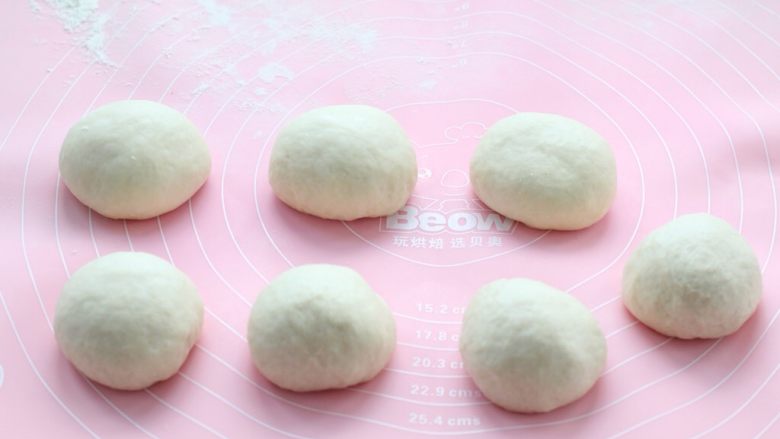日式红豆饼,取出面团按压排气分成均匀的七份，覆盖保鲜膜松弛20分钟