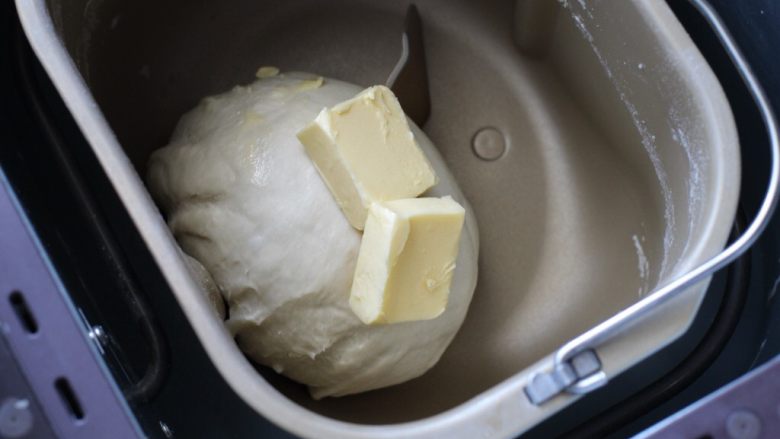 日式红豆饼,启动面包机揉面程序大概揉半个小时，加入软化的黄油