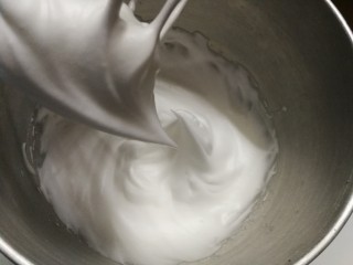 超q润戚风蛋糕,蛋白放在无油无水的打蛋盆里，加入2滴白醋，分3次加入白糖，打至长弯钩的状态