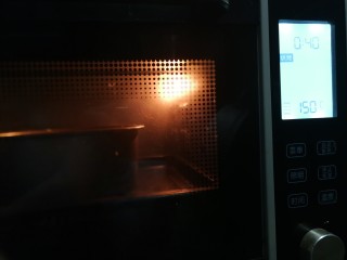 超q润戚风蛋糕,放入预热好的烤箱，150度，上下火，中层，40分钟左右