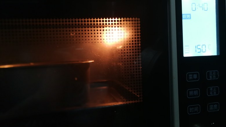 超q润戚风蛋糕,放入预热好的烤箱，150度，上下火，中层，40分钟左右