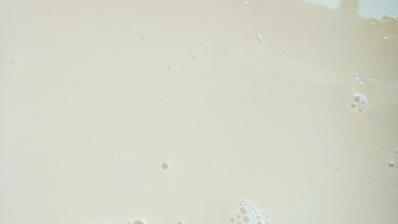 鲍汁鸡蛋豆腐,黄豆洗干净加水用豆浆机打成熟豆浆，放凉备用，不要加糖。