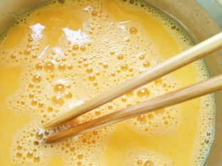 鲍汁鸡蛋豆腐,鸡蛋放入盆中打散并搅拌均匀