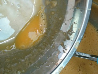 鲍汁鸡蛋豆腐,豆浆放凉后，把鸡蛋液倒入豆浆里搅拌均匀
