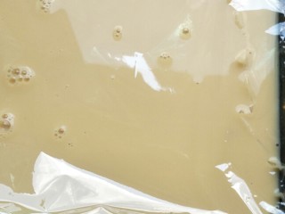 鲍汁鸡蛋豆腐,盘子里先铺上一层保险膜，然后倒入蛋液，然后整个盘子再盖上一层保鲜膜，并用牙签扎出小孔