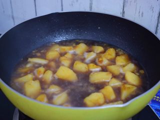 可乐土豆,大火烧开转中火炖煮至收汁
