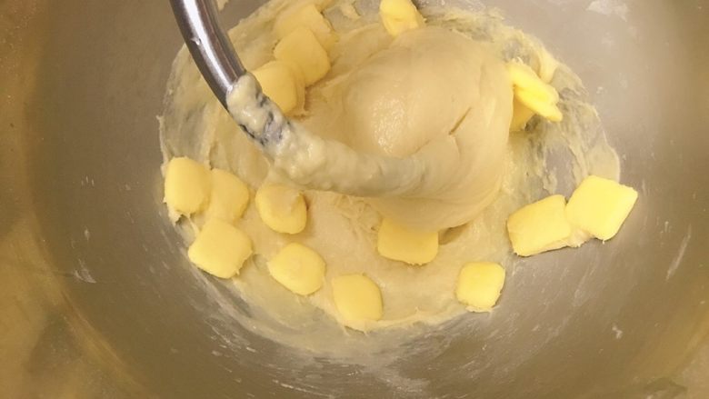 芝士培根夹心华夫饼,揉匀后加入软化好的小块黄油，揉至黄油完全融进面团